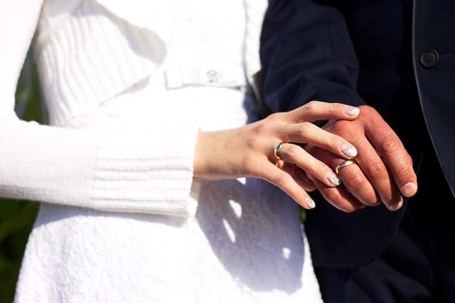 hands 1453897 640 - Men’s Wedding Rings in Sydney
