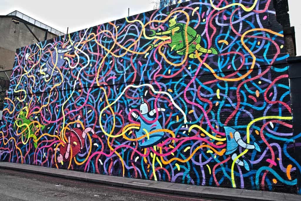 Пинкфлойдовская стена. Современное искусство граффити. Уличное искусство. Стрит арт граффити.