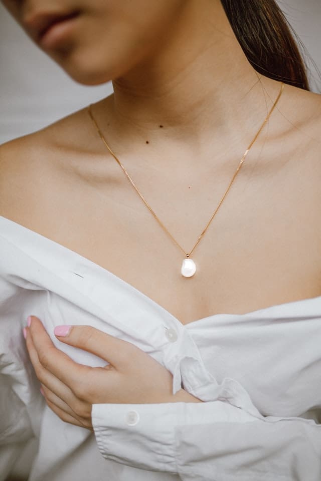 jasmin chew MIyo2hqbAzk unsplash - 7 Dazzling White Gold Necklaces for Her