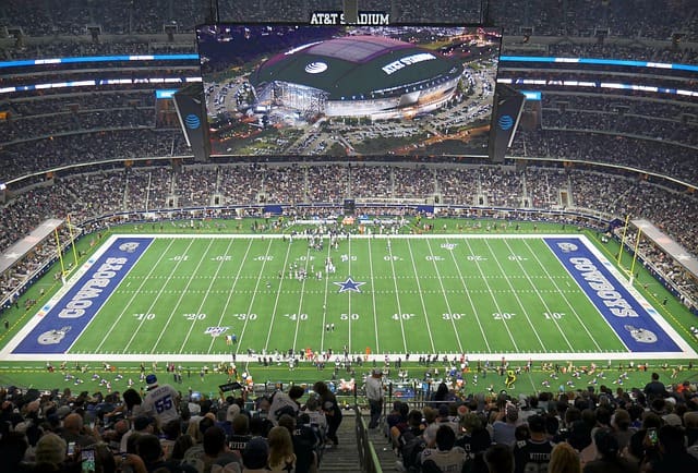 att stadium 5201668 640 - Why Do Many People Consider Relocating to Dallas?